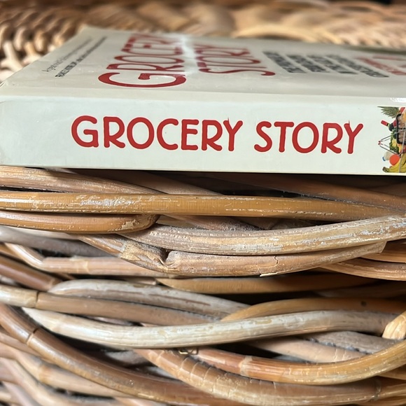 Grocery Story: The Promise of Food Co-Ops in the Age of Grocery Giants -- Jon St - Picture 5 of 6